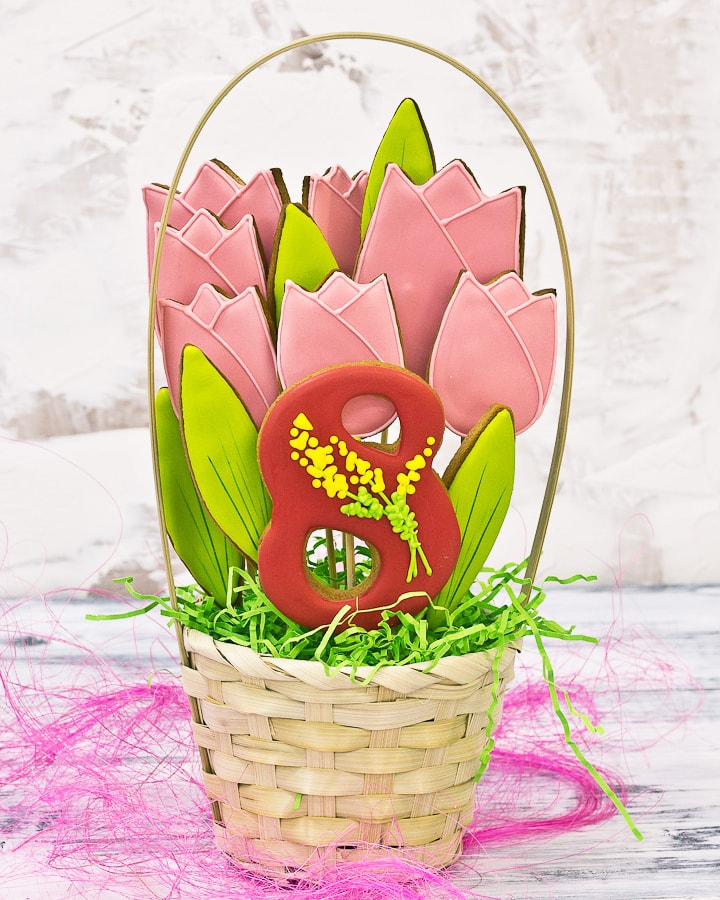 Корзинка с пряниками розовые тюльпаны