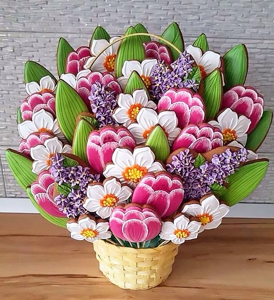 Корзинка с пряниками с тюльпанами, нарцысами и сиренью