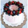 Торт украшен ягодами сверху