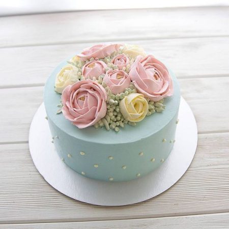 Торт украшен цветами из мастики