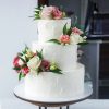 Белый свадебный торт с живыми цветами
