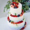 свадебный торт с ягодами и цветами