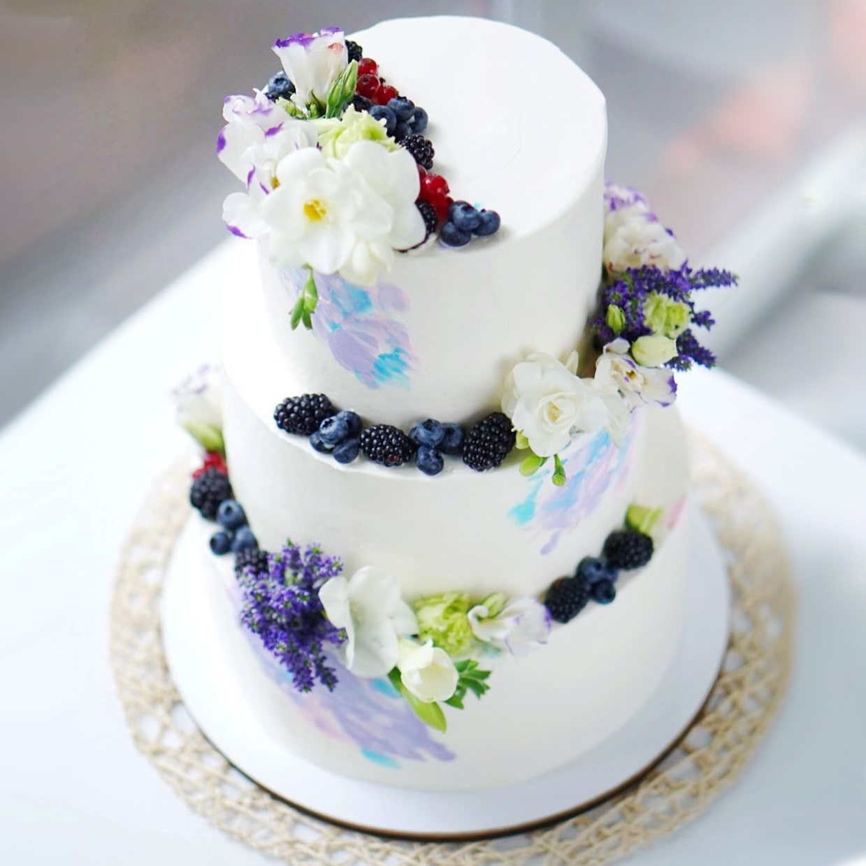 Голубой торт с живыми цветами