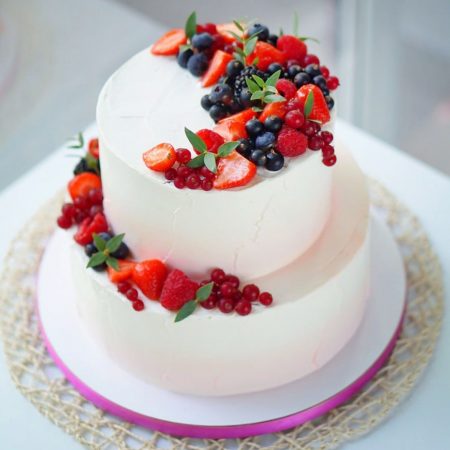 Свадебные торты с фруктами и ягодами