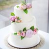 свадебный трехъярусный торт с живыми цветами