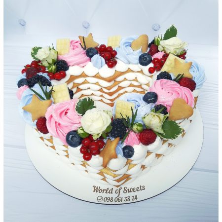 Торт сердце с розами и ягодами